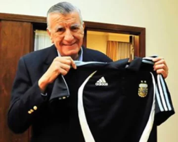 Gioja, con la campera roja lista Gioja, con la campera roja lista