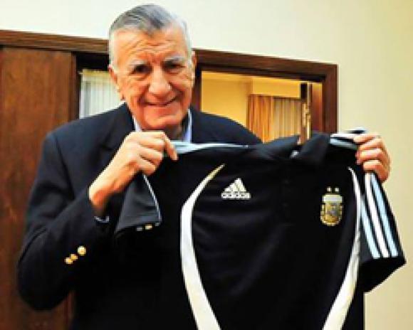 Gioja, con la campera roja lista Gioja, con la campera roja lista