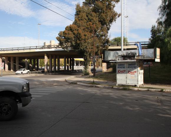 Ordenan la reposición del puesto del canillita echado Ordenan la reposición del puesto del canillita echado