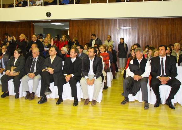 Por el feriado, los micros circularán al 70% y los bancos no atenderán Por el feriado, los micros circularán al 70% y los bancos no atenderán