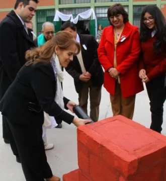 Un monolito con recuerdos para futuros alumnos Un monolito con recuerdos para futuros alumnos