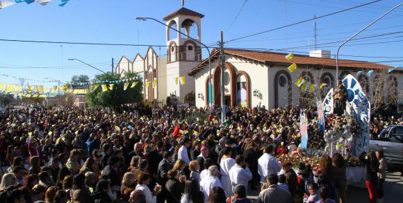 San Antonio desfiló con siete cuadras de fieles San Antonio desfiló con siete cuadras de fieles