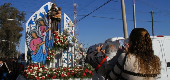 Junto a 8 palomas y 5.000 flores Junto a 8 palomas y 5.000 flores