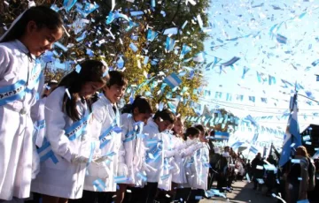Promesa bajo una lluvia de más de 100.000 banderitas Promesa bajo una lluvia de más de 100.000 banderitas