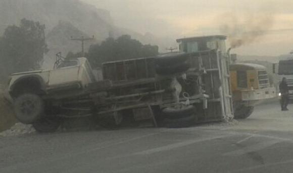 Volcó un camión con cal Volcó un camión con cal