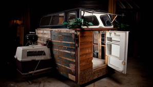 Con lo que otros tiran, un artista fabrica casas del tamaño de una cama para gente de la calle Con lo que otros tiran, un artista fabrica casas del tamaño de una cama para gente de la calle