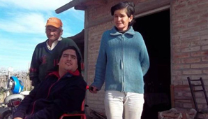 Encontró $10 mil, los devolvió y la recompensaron con $100 Encontró $10 mil, los devolvió y la recompensaron con $100