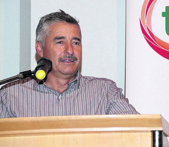Elogió un líder californiano al cluster de tomate argento Elogió un líder californiano al cluster de tomate argento