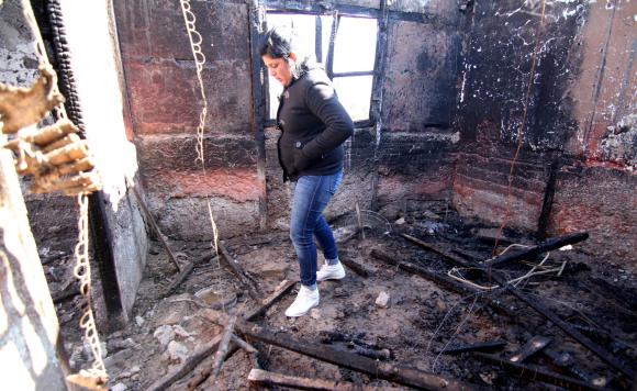 Una joven perdió su casa por un incendio Una joven perdió su casa por un incendio