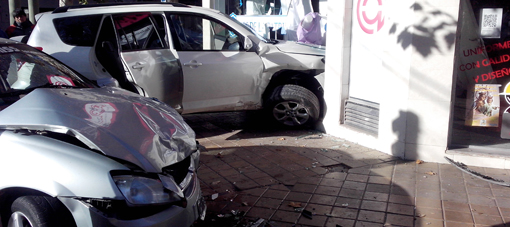 Pasó en rojo, chocó a dos autos y terminaron dentro de un local Pasó en rojo, chocó a dos autos y terminaron dentro de un local