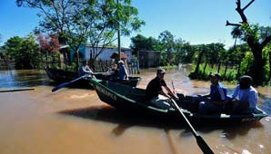 Hay unas 800 familias evacuadas por la crecida del río Paraná Hay unas 800 familias evacuadas por la crecida del río Paraná