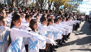 Chimbas, de celeste y blanco para honrar a la bandera Chimbas, de celeste y blanco para honrar a la bandera
