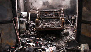 Un incendio consumió 4 motos, un auto y electrodomésticos Un incendio consumió 4 motos, un auto y electrodomésticos