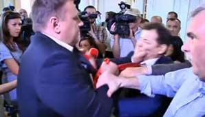 A un político lo llamaron “gordito barrigón” y terminó a las piñas A un político lo llamaron “gordito barrigón” y terminó a las piñas