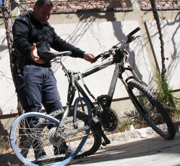Sin datos del conductor que dejó al borde de la muerte a un ciclista Sin datos del conductor que dejó al borde de la muerte a un ciclista