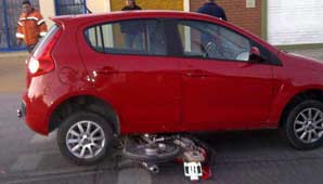 Terminó debajo de un auto con su moto y sólo sufrió golpes Terminó debajo de un auto con su moto y sólo sufrió golpes