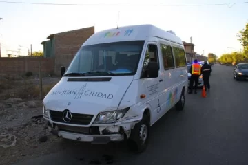 Choque entre una combi y un auto Choque entre una combi y un auto