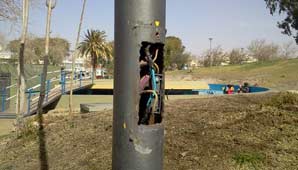 Peligro en la Plaza de la Joroba por farolas con el cableado expuesto Peligro en la Plaza de la Joroba por farolas con el cableado expuesto