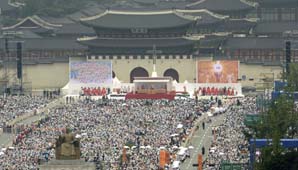 En Corea, el Papa beatificó a 124 mártires ante una multitud En Corea, el Papa beatificó a 124 mártires ante una multitud