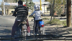 Indignación por un niño conduciendo una moto Indignación por un niño conduciendo una moto