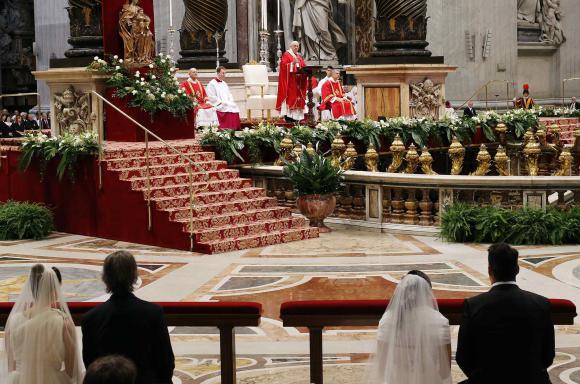 Francisco casó a veinte parejas Francisco casó a veinte parejas