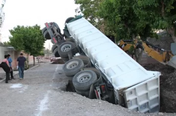 Chimbas: una zanja se tragó a un camión Chimbas: una zanja se tragó a un camión