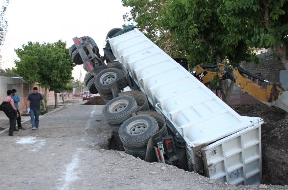 Chimbas: una zanja se tragó a un camión Chimbas: una zanja se tragó a un camión