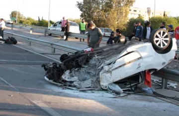 Vuelco impresionante provocó otro accidente Vuelco impresionante provocó otro accidente