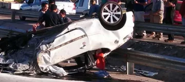 Dos jóvenes se salvaron de milagro en un espectacular vuelco sobre la Avenida Circunvalación Dos jóvenes se salvaron de milagro en un espectacular vuelco sobre la Avenida Circunvalación