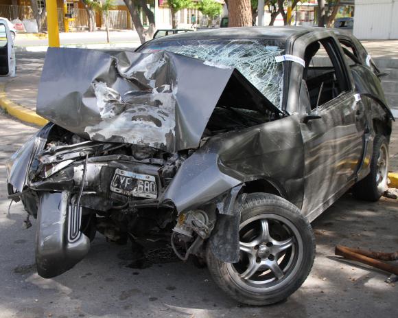 Tras 8 días, murió joven que chocó con un árbol Tras 8 días, murió joven que chocó con un árbol