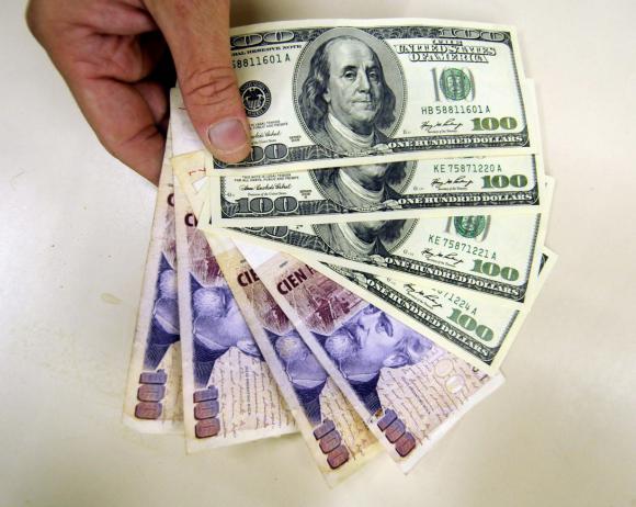 El dólar blue quedó a un escalón de los $16 El dólar blue quedó a un escalón de los $16