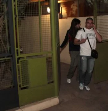 Golpean y atan a un anciano en su casa para luego robarle Golpean y atan a un anciano en su casa para luego robarle