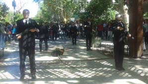 Una obra de teatro callejera copó la Peatonal Una obra de teatro callejera copó la Peatonal