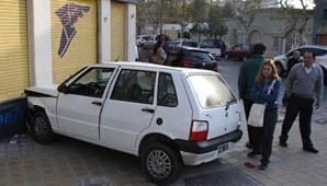 Espectacular choque terminó con un auto en la vereda Espectacular choque terminó con un auto en la vereda