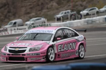 El Chevrolet rosa de Franco Vivian fue el más veloz bajo la lluvia del autódromo El Zonda El Chevrolet rosa de Franco Vivian fue el más veloz bajo la lluvia del autódromo El Zonda