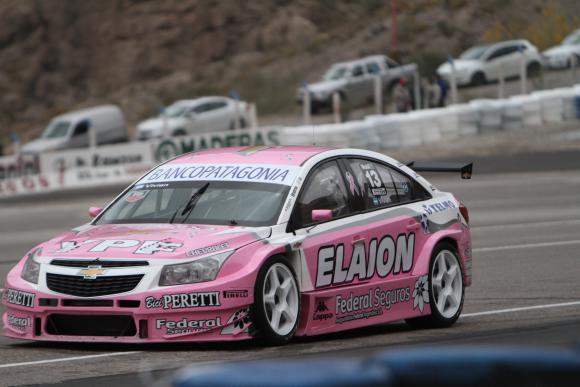 El Chevrolet rosa de Franco Vivian fue el más veloz bajo la lluvia del autódromo El Zonda El Chevrolet rosa de Franco Vivian fue el más veloz bajo la lluvia del autódromo El Zonda