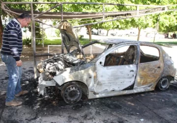 Quemaron 2 autos, dañaron 4 y dejaron sin ruedas a otro Quemaron 2 autos, dañaron 4 y dejaron sin ruedas a otro