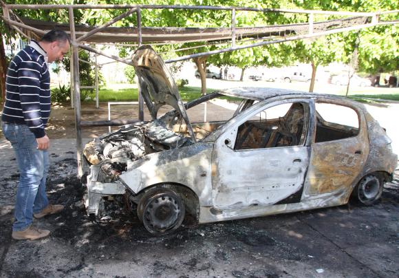 Quemaron 2 autos, dañaron 4 y dejaron sin ruedas a otro Quemaron 2 autos, dañaron 4 y dejaron sin ruedas a otro