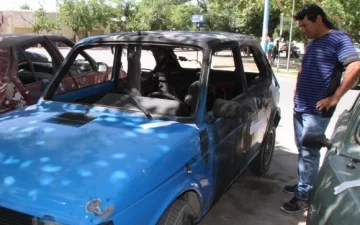 No los dejaron entrar a una fiesta y quemaron un auto No los dejaron entrar a una fiesta y quemaron un auto
