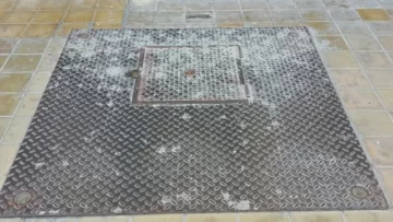 Se tropezó con una chapa en una vereda y se rompió una rótula Se tropezó con una chapa en una vereda y se rompió una rótula