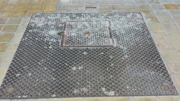 Se tropezó con una chapa en una vereda y se rompió una rótula Se tropezó con una chapa en una vereda y se rompió una rótula