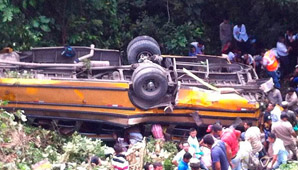 Honduras: colectivo cayó al vacío y dejó 14 muertos y 40 heridos Honduras: colectivo cayó al vacío y dejó 14 muertos y 40 heridos