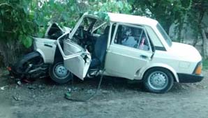 Embistió una moto y se estrelló contra un árbol: el conductor y el motociclista quedaron internados Embistió una moto y se estrelló contra un árbol: el conductor y el motociclista quedaron internados