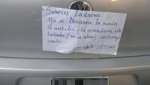 Harta de robos, lleva un cartelito en su auto para ”avisar” a los ladrones que ya no tiene nada Harta de robos, lleva un cartelito en su auto para ”avisar” a los ladrones que ya no tiene nada