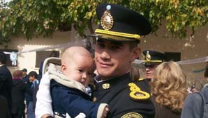 Un policía asistió un parto y el bebé llevará su nombre Un policía asistió un parto y el bebé llevará su nombre