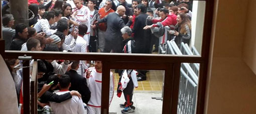 La vigilia tuvo premio: los jugadores de River salieron del hotel para las fotos y los autógrafos La vigilia tuvo premio: los jugadores de River salieron del hotel para las fotos y los autógrafos