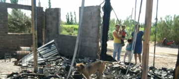 Primero perdieron todo con las lluvias, les dieron un módulo y ahora el fuego otra vez los dejó sin nada Primero perdieron todo con las lluvias, les dieron un módulo y ahora el fuego otra vez los dejó sin nada