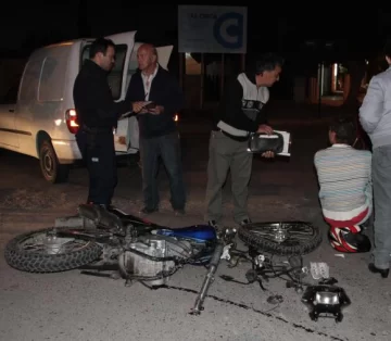 Rompió la moto, pero él se salvó Rompió la moto, pero él se salvó