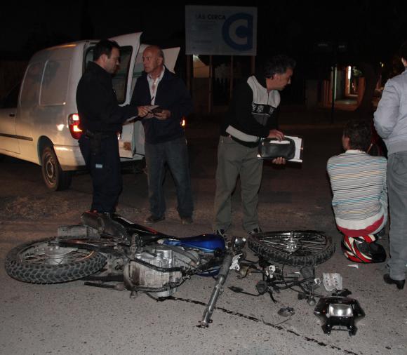 Rompió la moto, pero él se salvó Rompió la moto, pero él se salvó