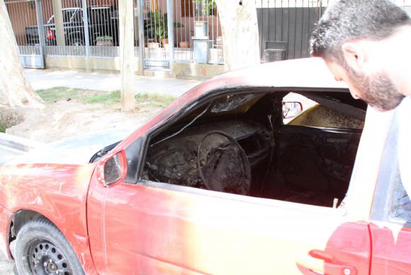 Le incendiaron el auto y no quiso denunciar Le incendiaron el auto y no quiso denunciar
